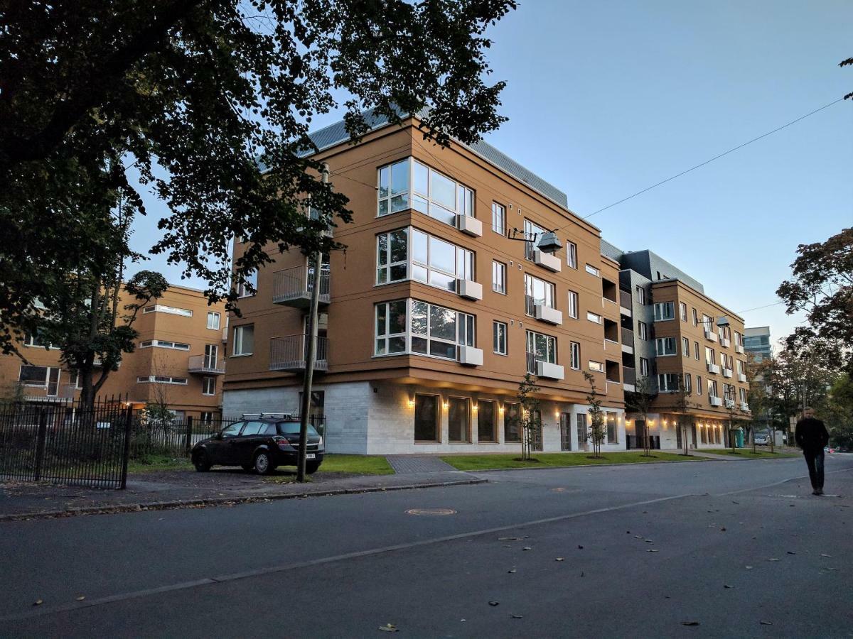 Royal C. R. Jakobsoni 7 *